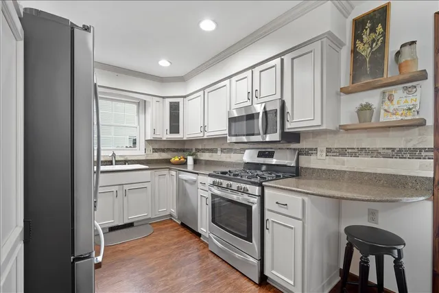 $359,900 | 404 Lake Shore Circle, Bloomington, IL 61704