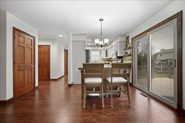 $359,900 | 404 Lake Shore Circle, Bloomington, IL 61704