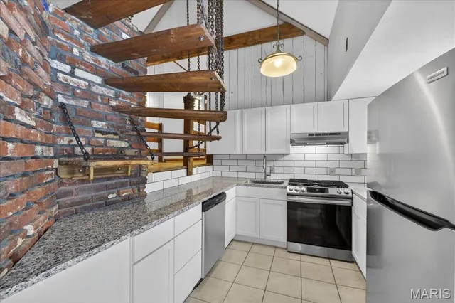 $349,900 | 6 Castle Drive, Florissant, MO 63034