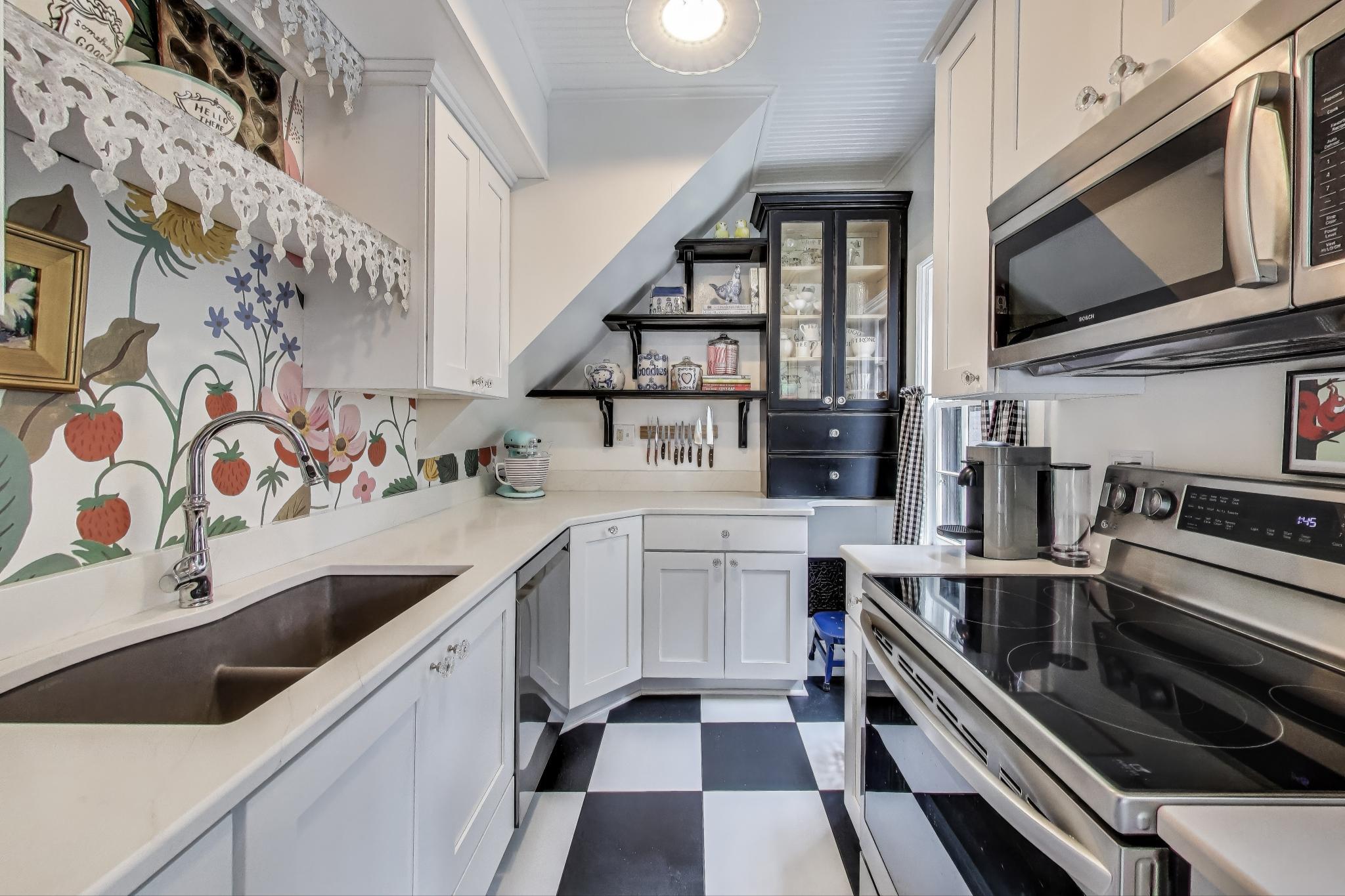 1228 Main Street Racine, WI 53403 - Photo 7 of 30 6 Kitchen