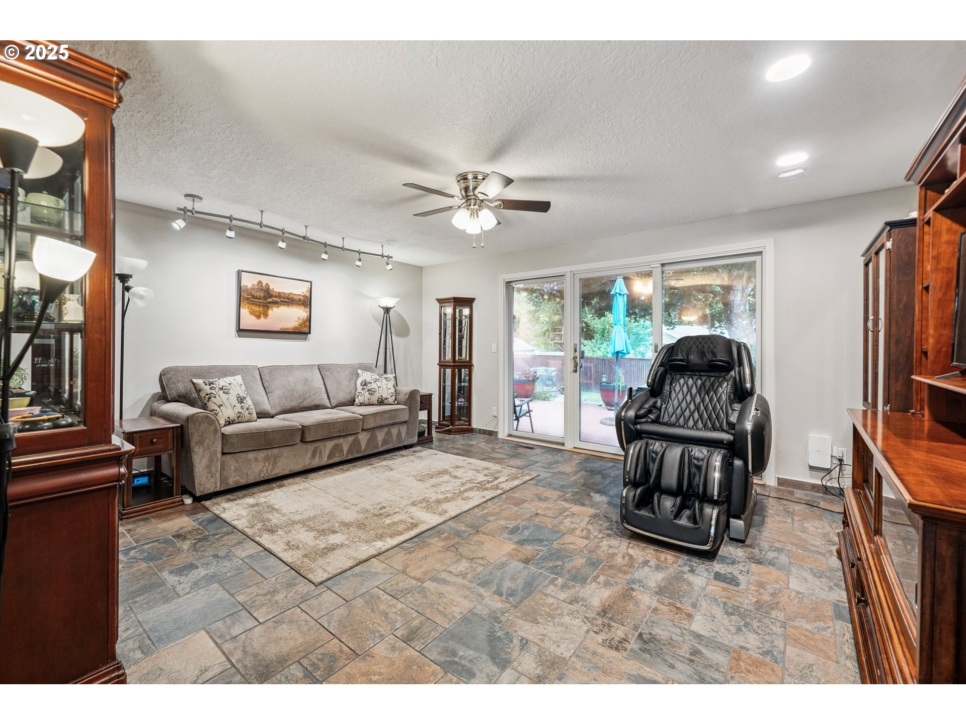 3905 Southwest 174th Avenue Beaverton, OR 97078 - Photo 2 of 33