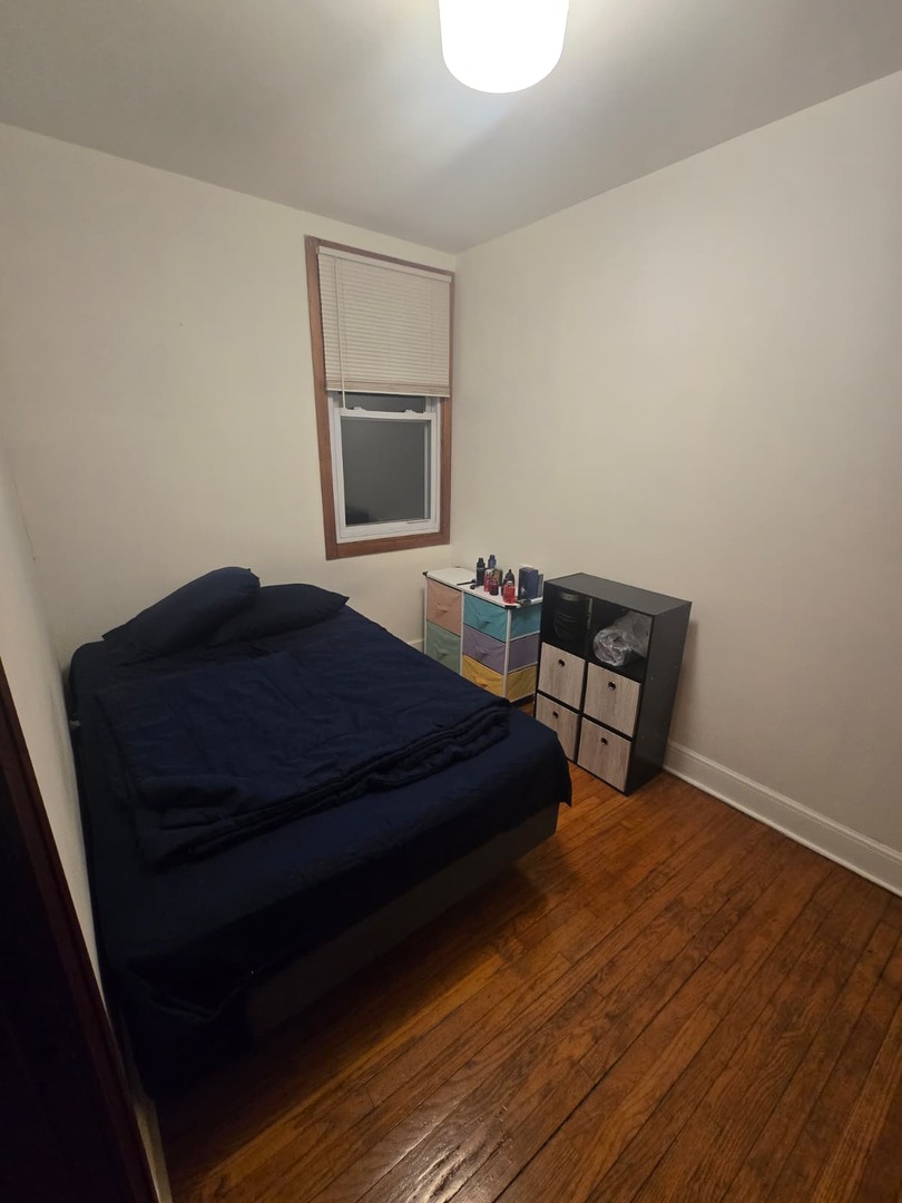 1014 East Prairie Avenue, Unit 2RW Des Plaines, IL 60016 - Photo 5 of 7 a bedroom with a bed and a tv