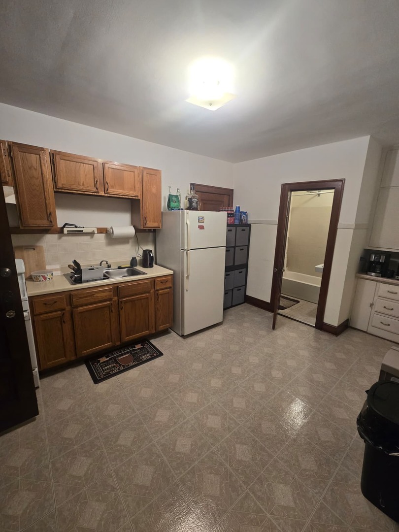 1014 East Prairie Avenue, Unit 2RW Des Plaines, IL 60016 - Photo 7 of 7 a utility room with washer and dryer