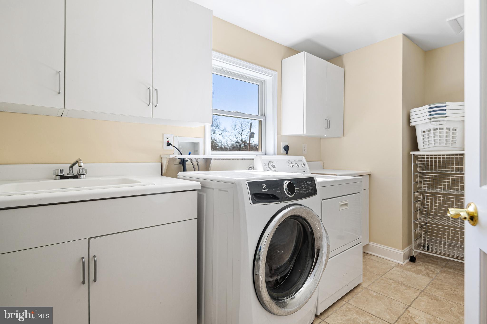 3 Briar Road Wayne, PA 19087 - Photo 31 of 48 a utility room with dryer and washer