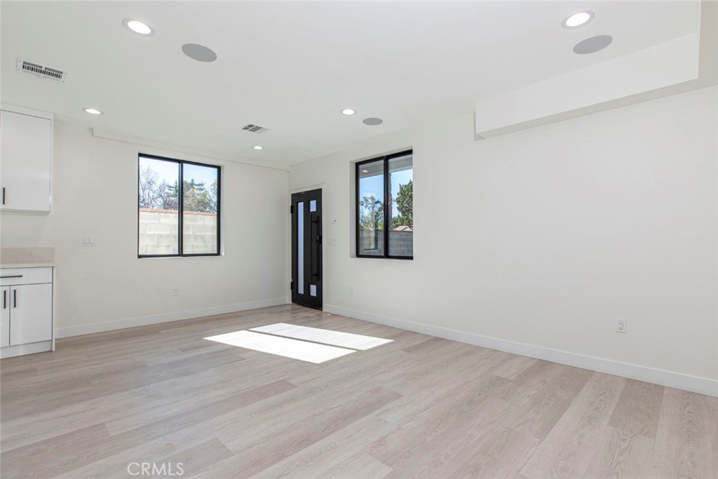7446 Mammoth Avenue Van Nuys, CA 91405 - Photo 13 of 30 an empty room with windows