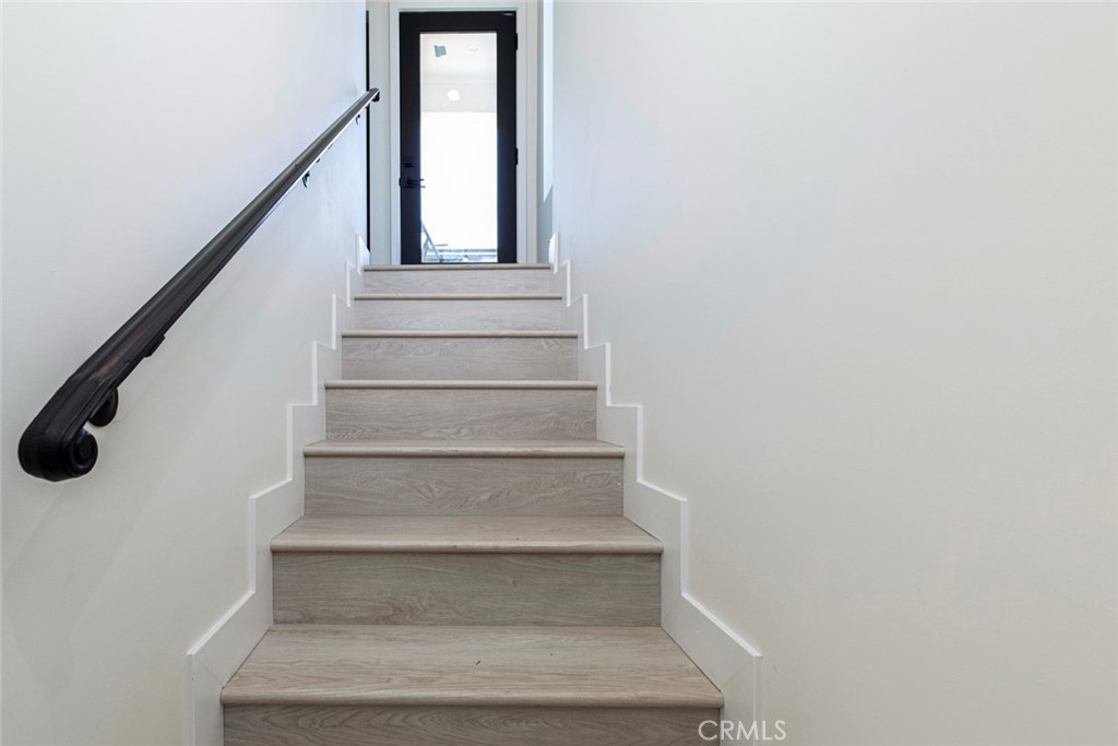 7446 Mammoth Avenue Van Nuys, CA 91405 - Photo 17 of 30 a view of entryway