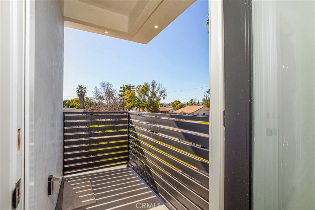 7446 Mammoth Avenue Van Nuys, CA 91405 - Photo 18 of 30 a view of a balcony and a entertaining space