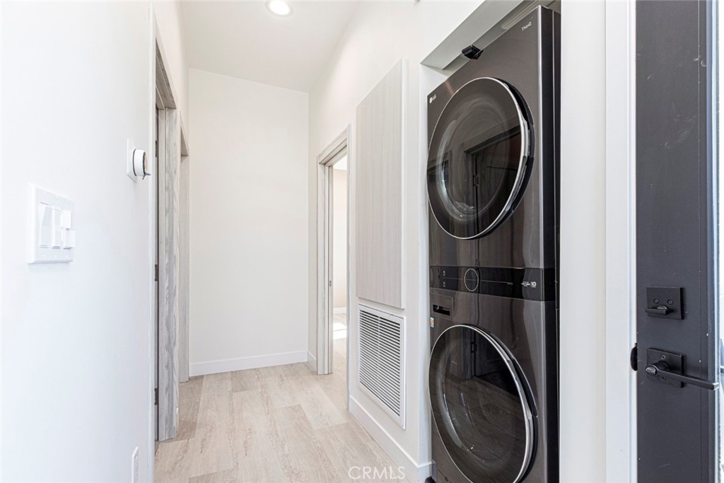 7446 Mammoth Avenue Van Nuys, CA 91405 - Photo 20 of 30 a utility room with dryer and washer
