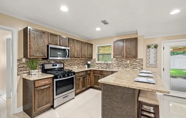$1,800 | 103 Midway Drive, Baytown, TX 77521