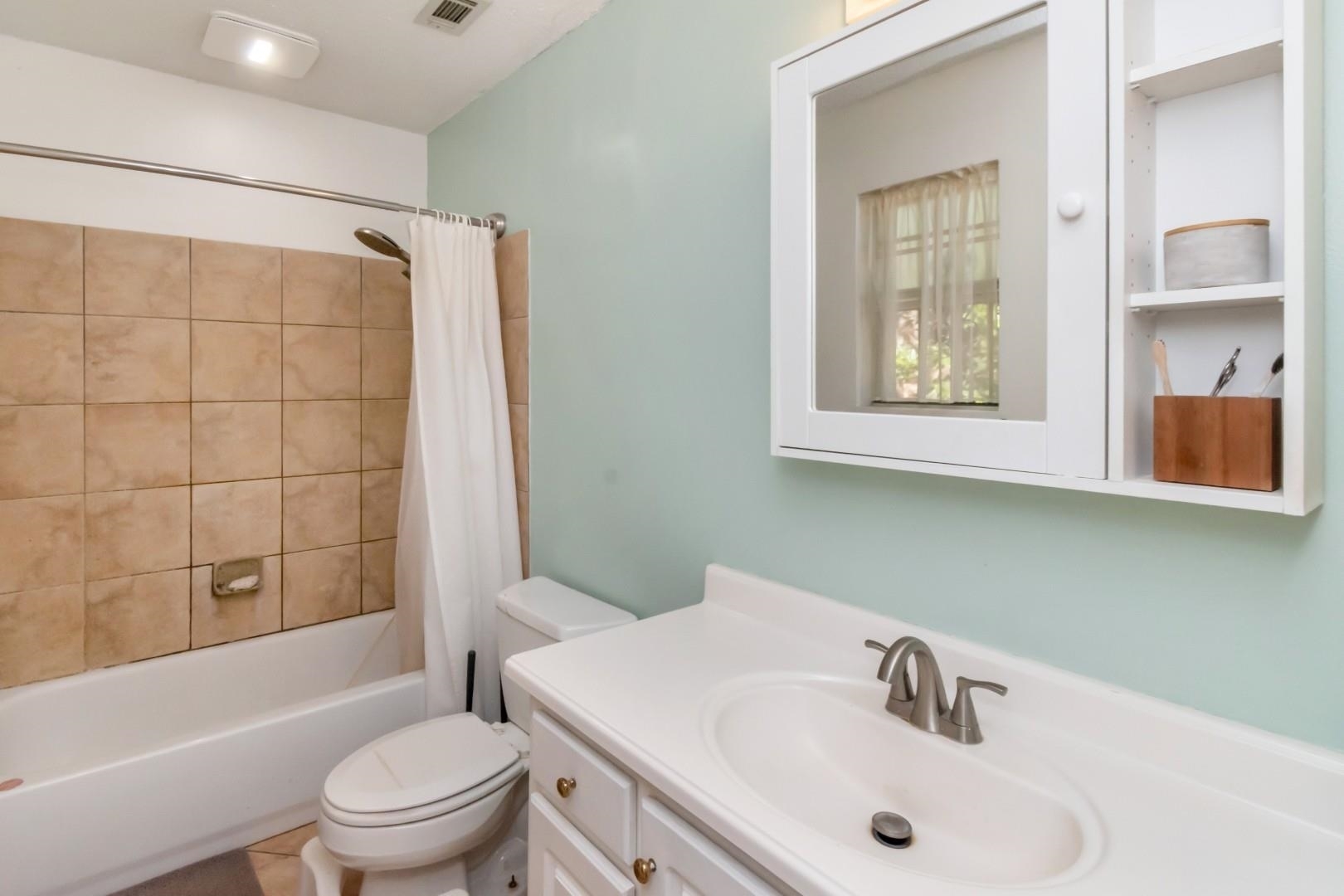 6405 1st Street Wilmer, AL 36587 - Photo 13 of 38 Bathroom featuring shower / tub combo and vanity