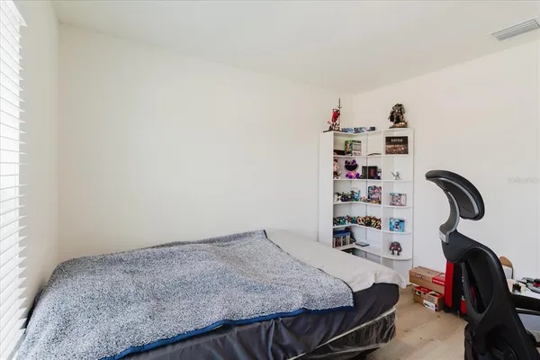 a view of a house with backyard and garden