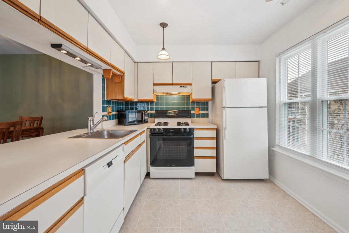 1004B Ralston Drive Mount Laurel, NJ 08054 - Photo 10 of 25 Perfect set up for meal prep & gatherings