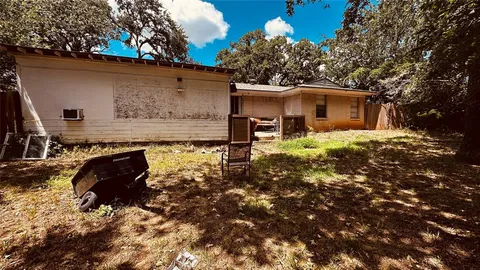 a view of a back yard