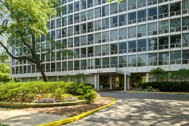 $274,000 | 601 East 32nd Street, Unit 801, Chicago, IL 60616