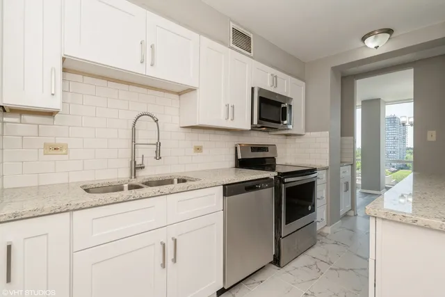 $274,000 | 601 East 32nd Street, Unit 801, Chicago, IL 60616