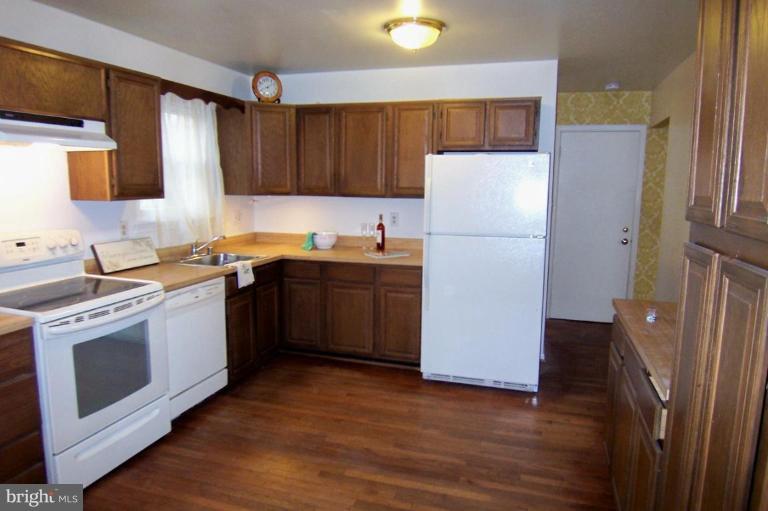 11706 Ayreshire Road Oakton, VA 22124 - Photo 2 of 14 Kitchen