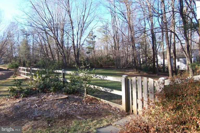11706 Ayreshire Road Oakton, VA 22124 - Photo 13 of 14 Fenced yard