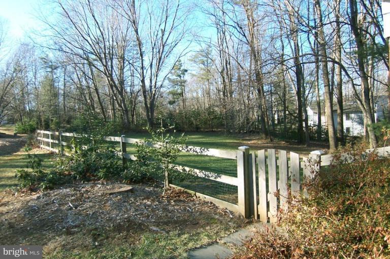 11706 Ayreshire Road Oakton, VA 22124 - Photo 6 of 14 Fenced open yard