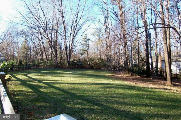 11706 Ayreshire Road Oakton, VA 22124 - Photo 7 of 14 Back yard