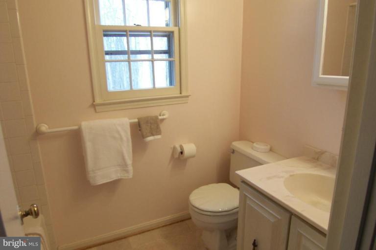 11706 Ayreshire Road Oakton, VA 22124 - Photo 9 of 14 Bath #1