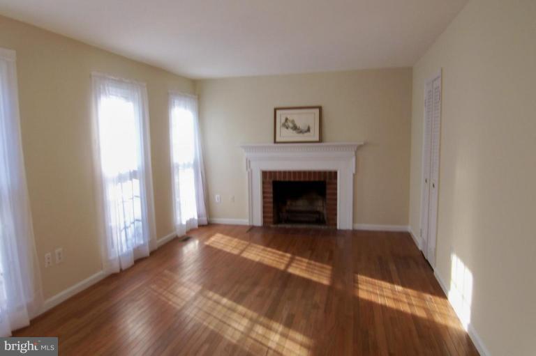 11706 Ayreshire Road Oakton, VA 22124 - Photo 10 of 14 Large sunny family room