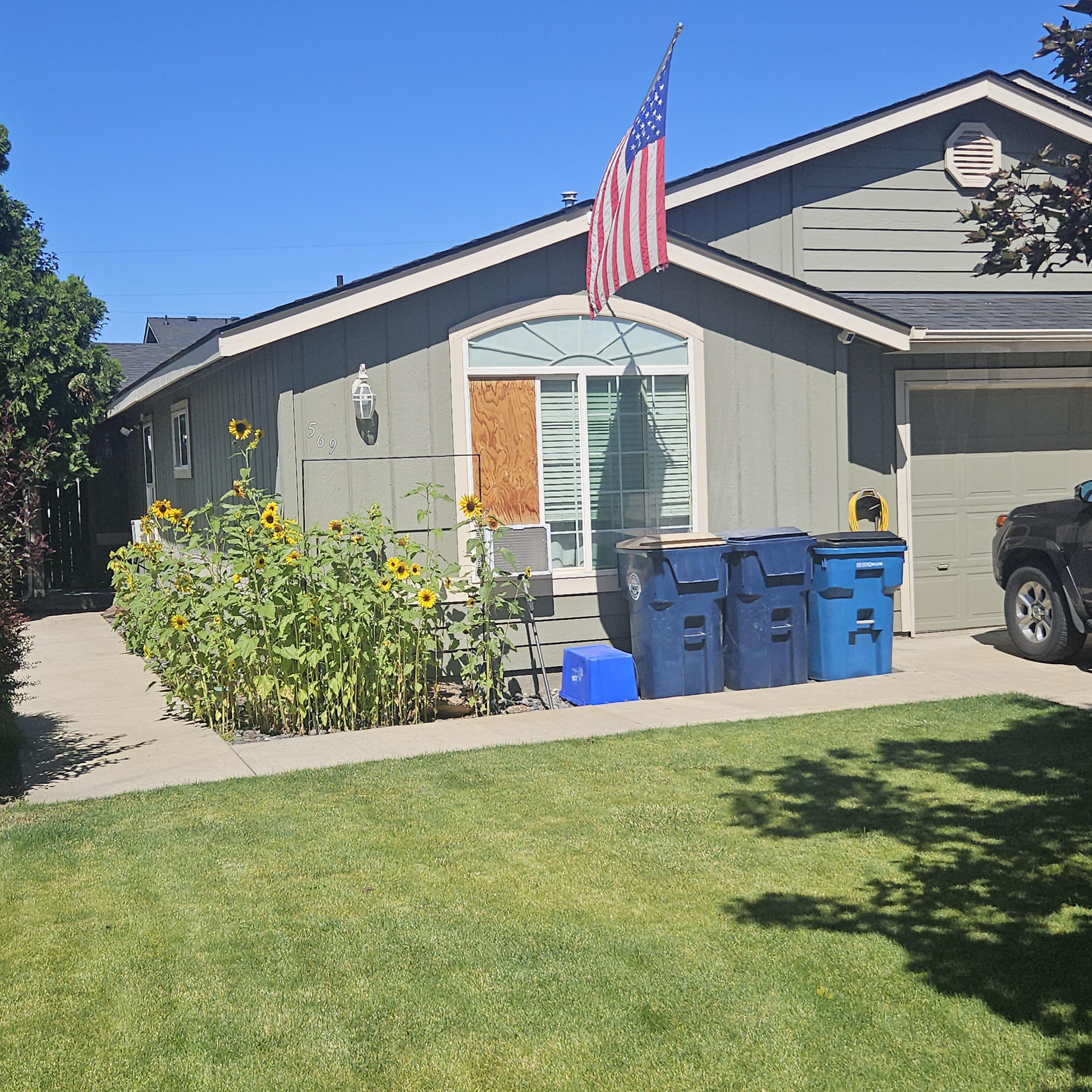 569 Northeast Negus Loop Redmond, OR 97756 - Photo 3 of 32 a front view of a house with garden