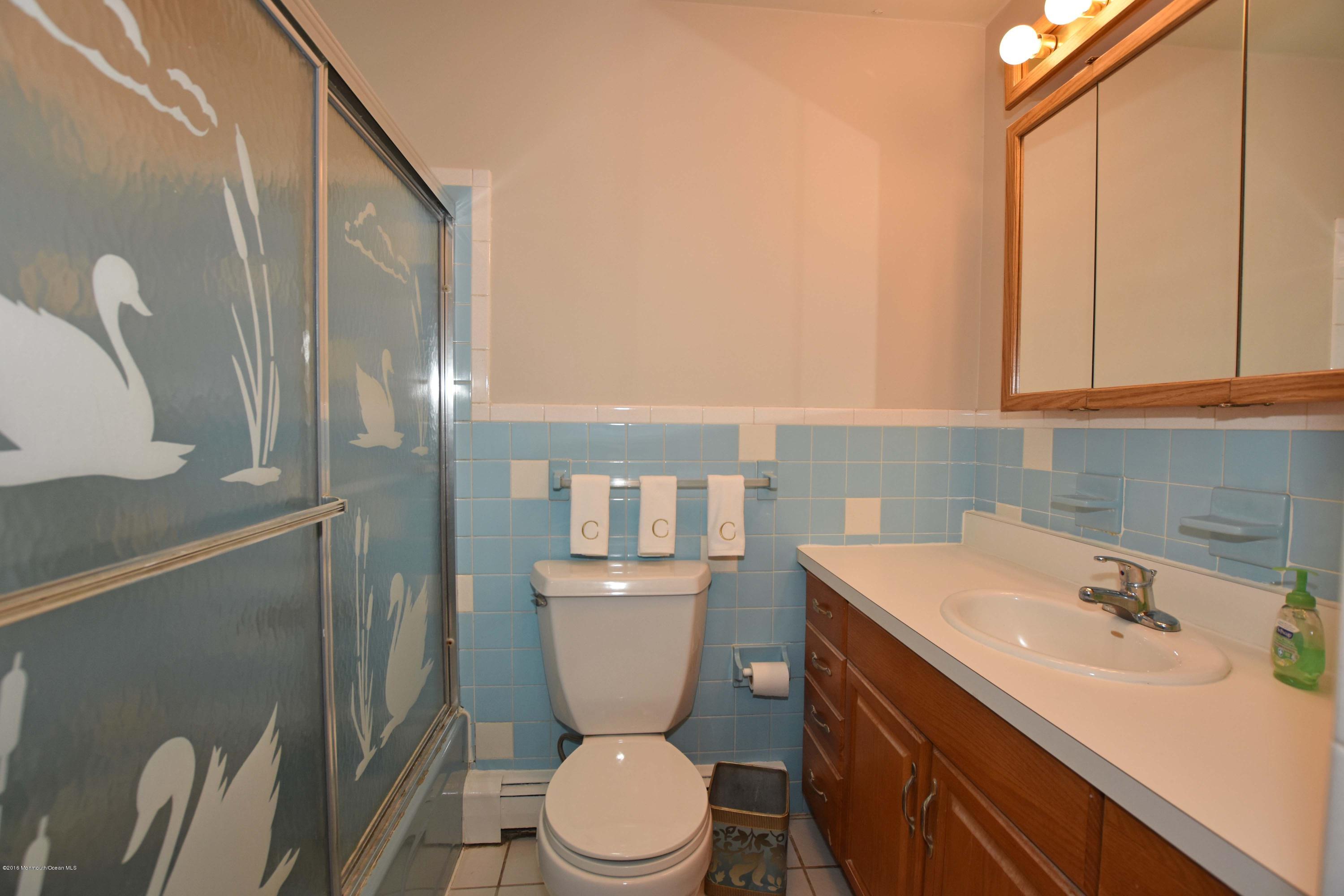 107 West Millstream Road Cream Ridge, NJ 08514 - Photo 13 of 21 Bathroom