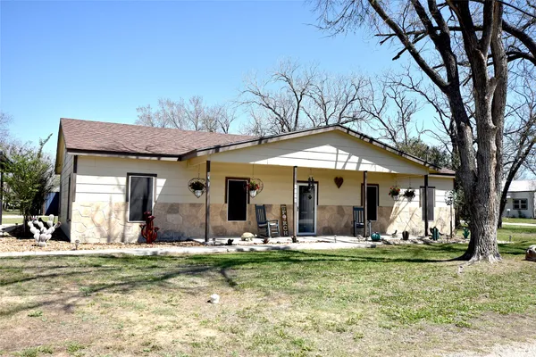 $350,000 | 1131 East Fannin Street, Luling, TX 78648