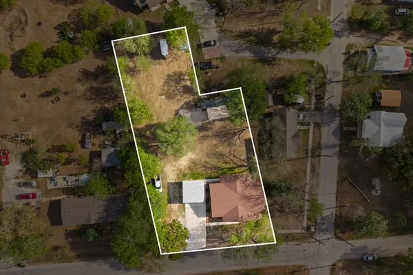 $350,000 | 1131 East Fannin Street, Luling, TX 78648