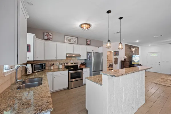 $350,000 | 1131 East Fannin Street, Luling, TX 78648