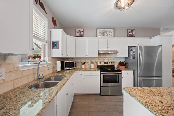 $350,000 | 1131 East Fannin Street, Luling, TX 78648