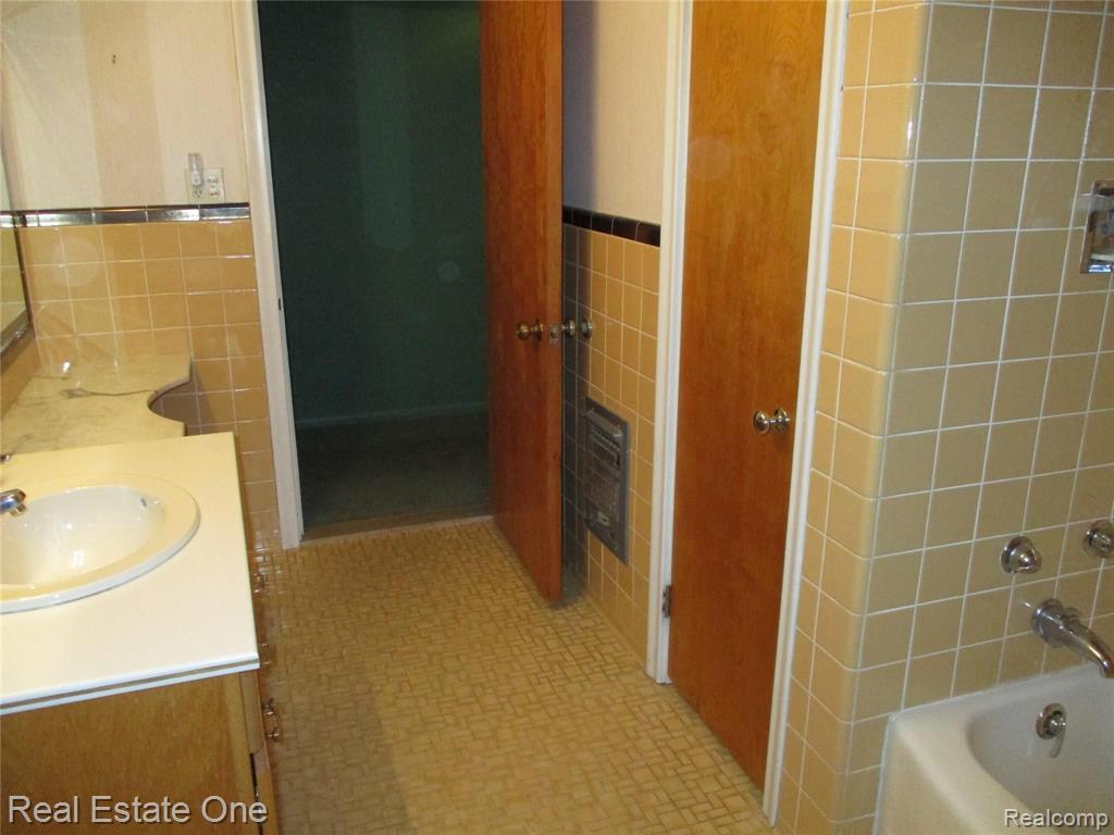 28642 Rollcrest Road Farmington Hills, MI 48334 - Photo 36 of 53