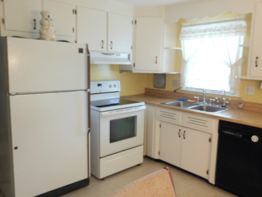 126 Monrovia Street Springfield, MA 01104 - Photo 6 of 30 Gallery Image 6