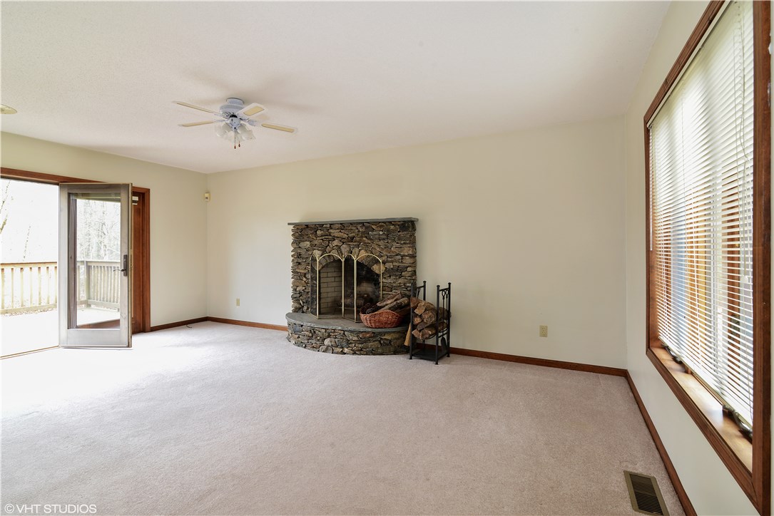 39 Wellstown Road Hopkinton, RI 02804 - Photo 3 of 24