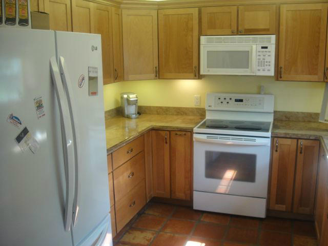 10832 165th Road North Jupiter, FL 33478 - Photo 5 of 8 Kitchen with Maple Cabinets