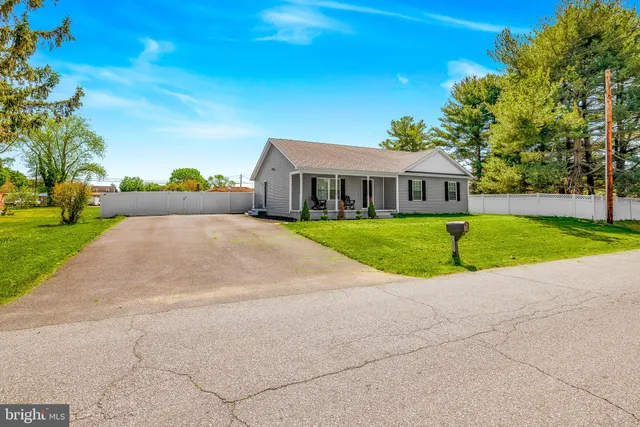 a view of a house with a yard and plants