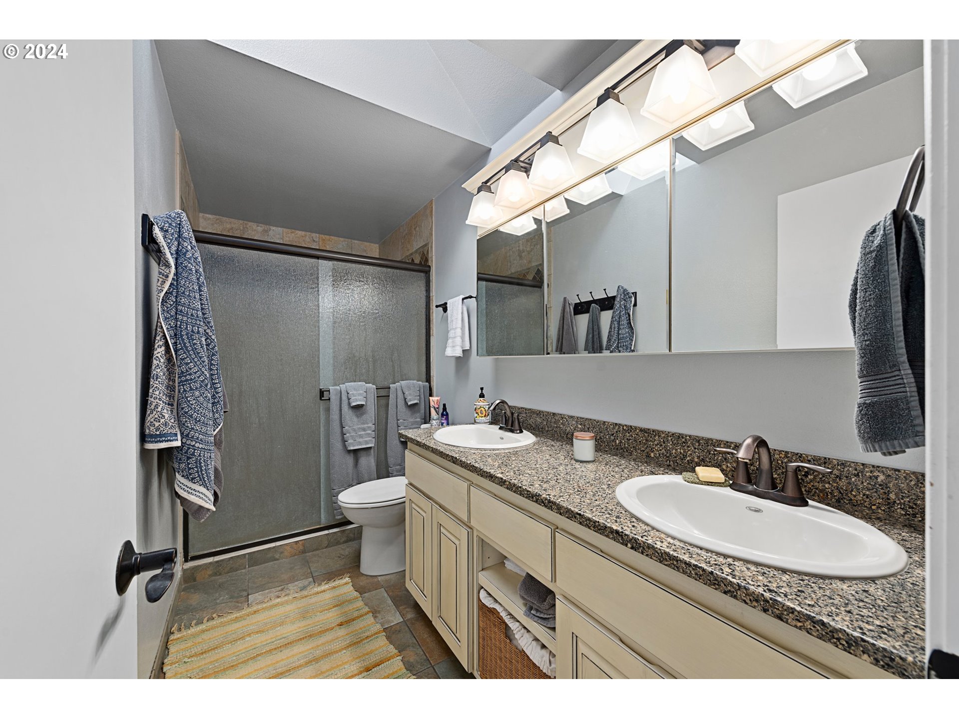 42717 Nye Road Baker City, OR 97814 - Photo 12 of 48 Owner's Suite Bathroom