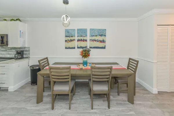 a dining room that has a table and chairs in it