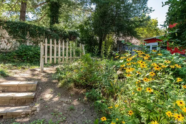 a view of a house with backyard and garden