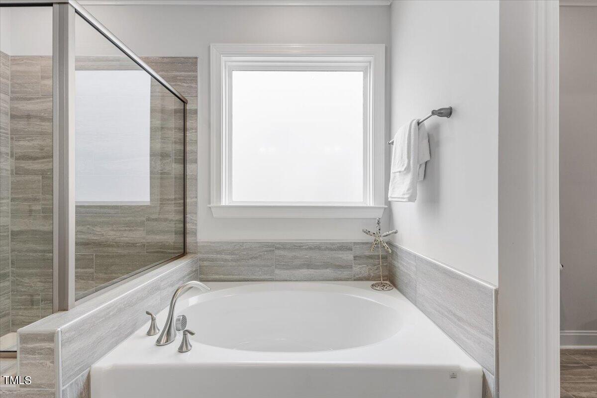 213 Mahogany Run Raleigh, NC 27610 - Photo 25 of 40 a bathroom with a bathtub