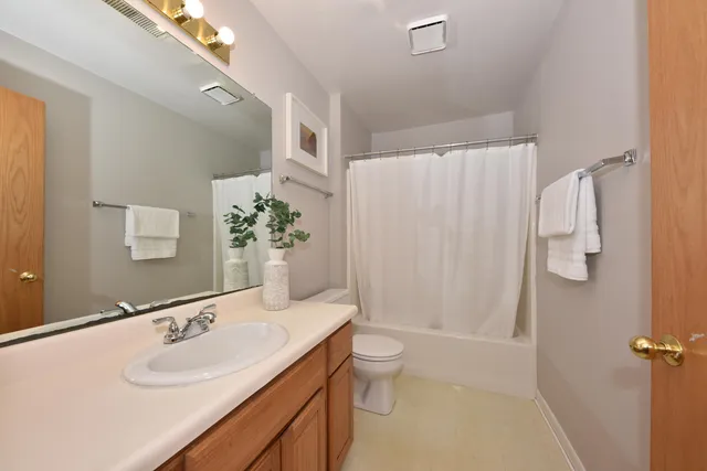 $289,000 | 18575 Brookfield Lake Drive, Unit 61, Brookfield, WI 53045