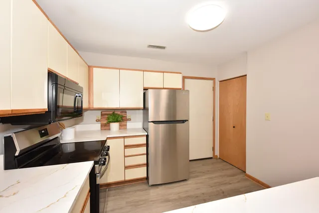 $289,000 | 18575 Brookfield Lake Drive, Unit 61, Brookfield, WI 53045