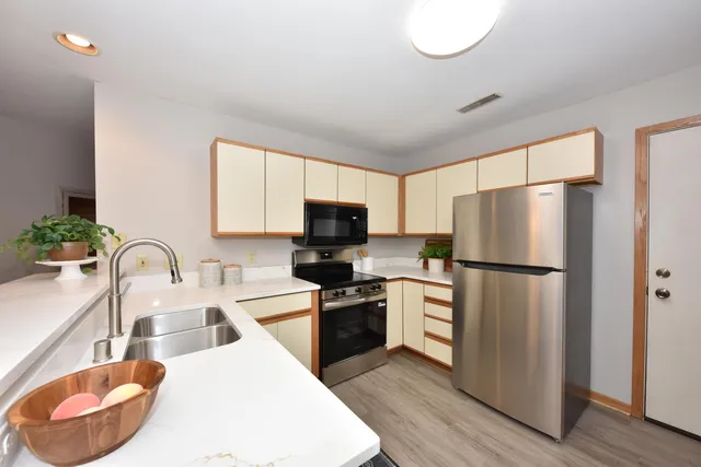 $289,000 | 18575 Brookfield Lake Drive, Unit 61, Brookfield, WI 53045