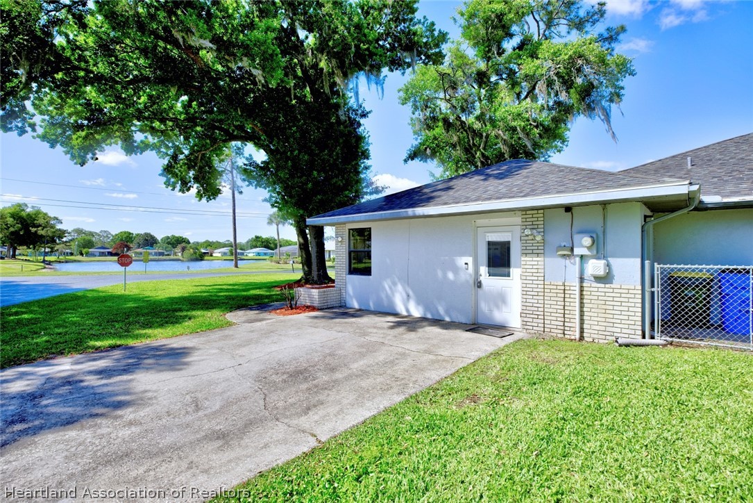 3601 Divot Road Sebring, FL 33872 - Photo 3 of 31 a view of a house with backyard and a tree