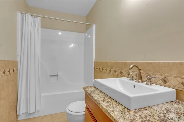 $2,300 | 9400 Wehrle Drive, Unit RIGHT, Clarence, NY 14031