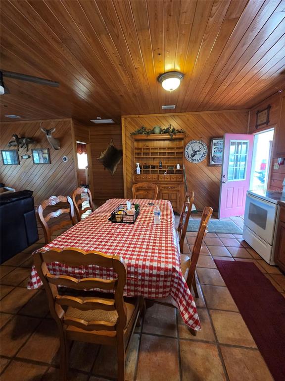 1106 Fox Hunter S Road Perry, FL 32348 - Photo 15 of 23 a view of a dining room with furniture