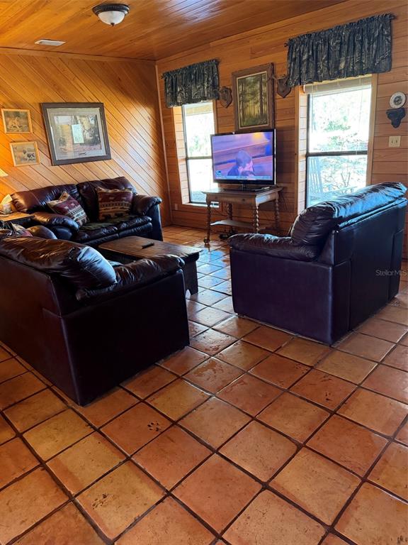 1106 Fox Hunter S Road Perry, FL 32348 - Photo 18 of 23 a living room with furniture and a window