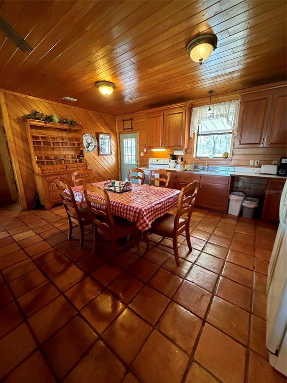1106 Fox Hunter S Road Perry, FL 32348 - Photo 19 of 23 a view of a dining room with furniture