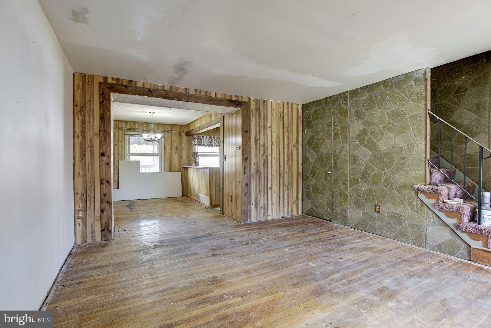 702 Seawall Road Baltimore, MD 21221 - Photo 2 of 17 Living Room