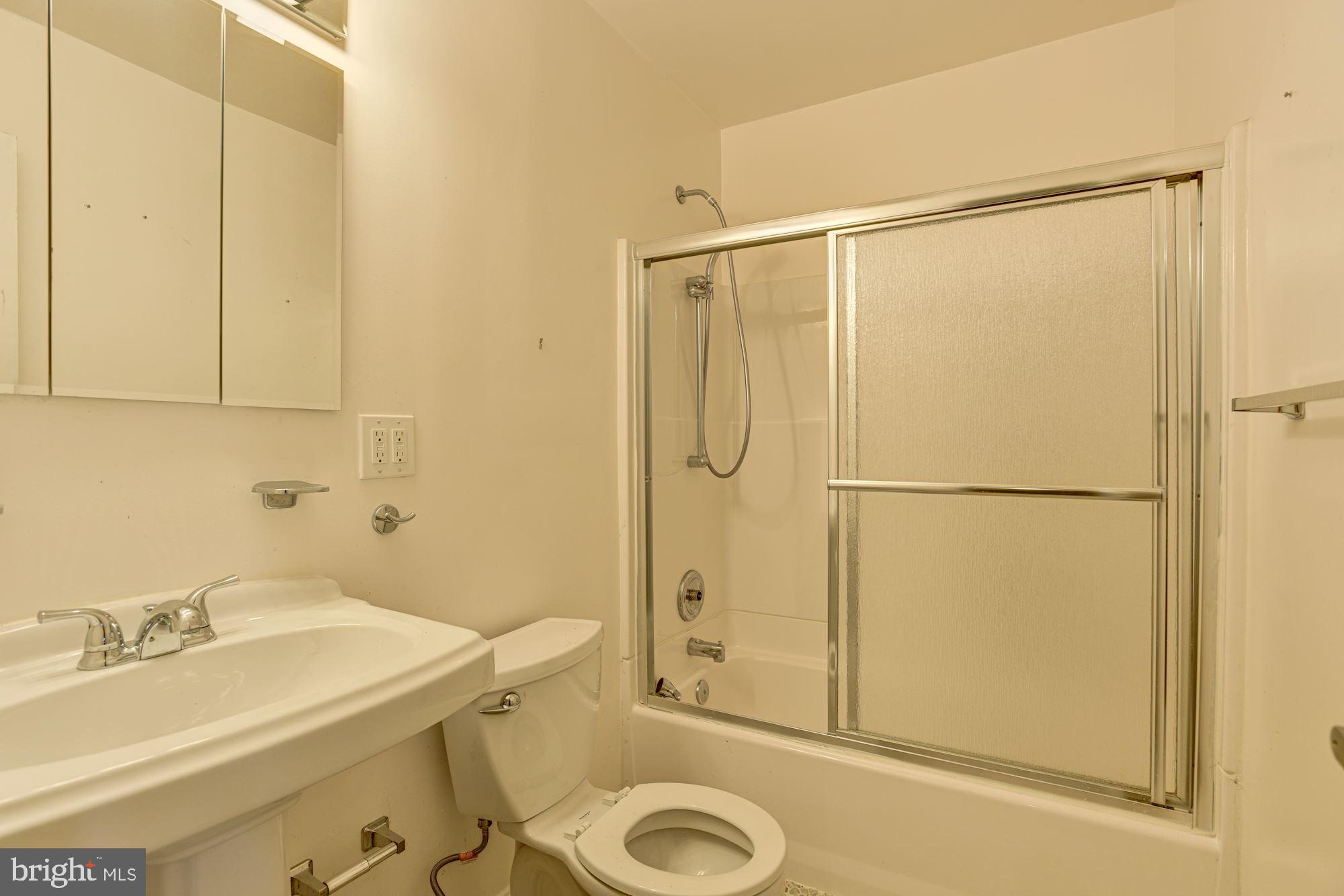 702 Seawall Road Baltimore, MD 21221 - Photo 15 of 17 Bath